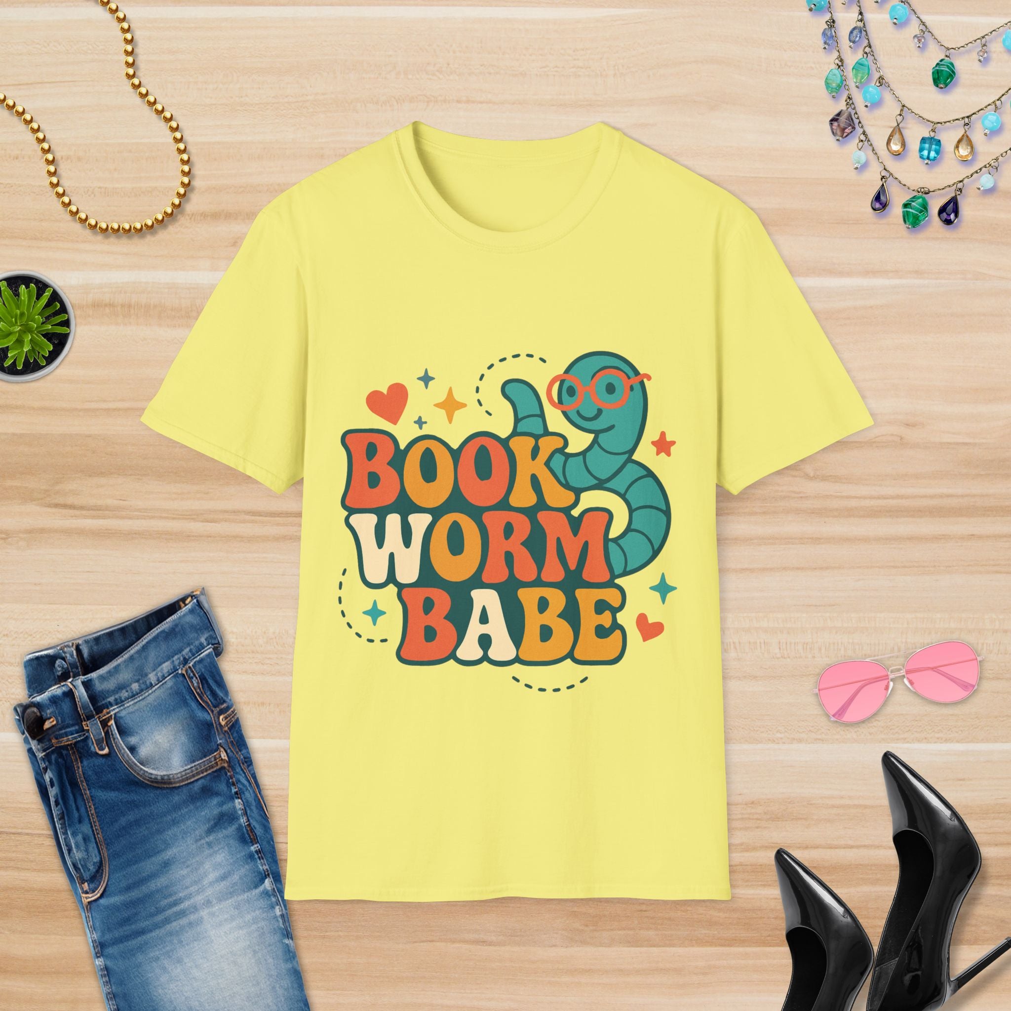 Book Worm Babe: T-Shirt